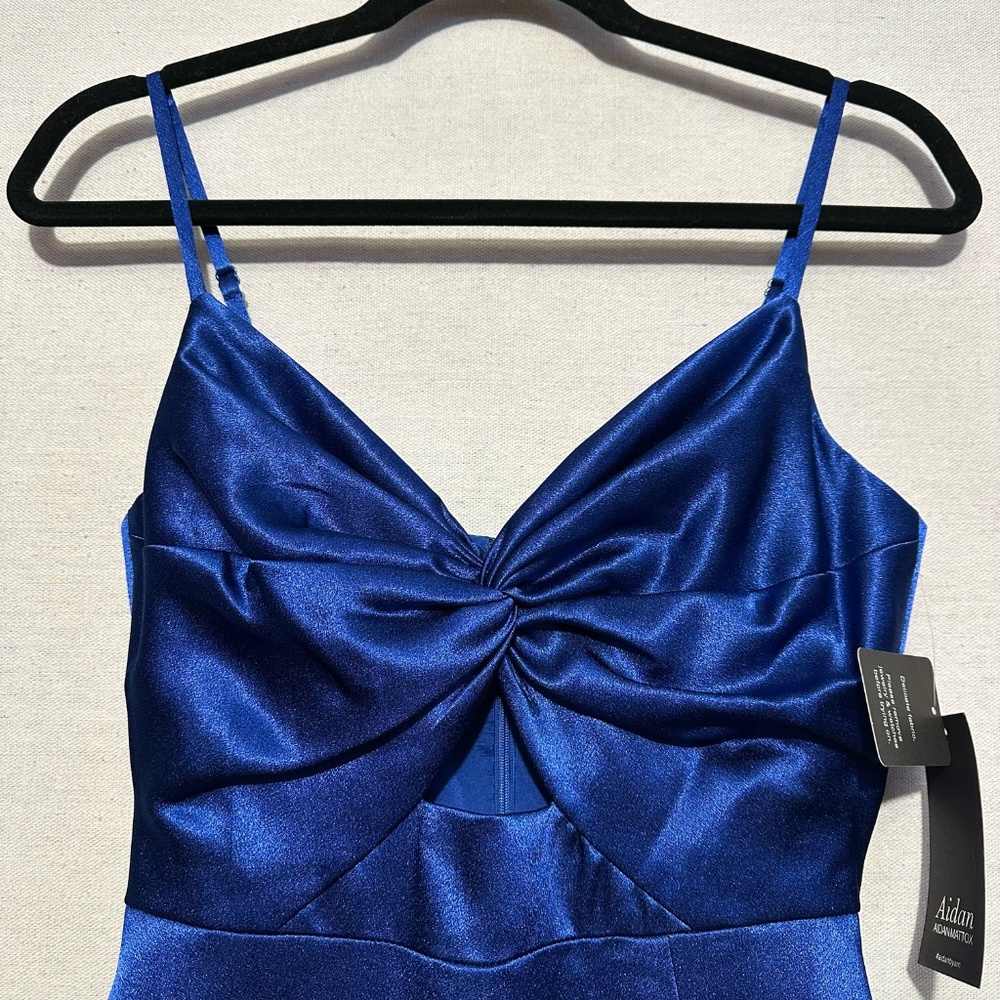 NWT Aidan Aidan Mattox V-Neck Gown with Cutout - size 2 - Picture 5 of 8